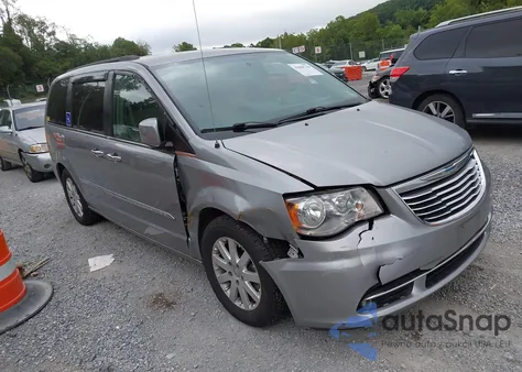 2015 Chrysler Town & Country Touring z USA, uszkodzony, nr VIN 2C4RC1BG6FR726460
